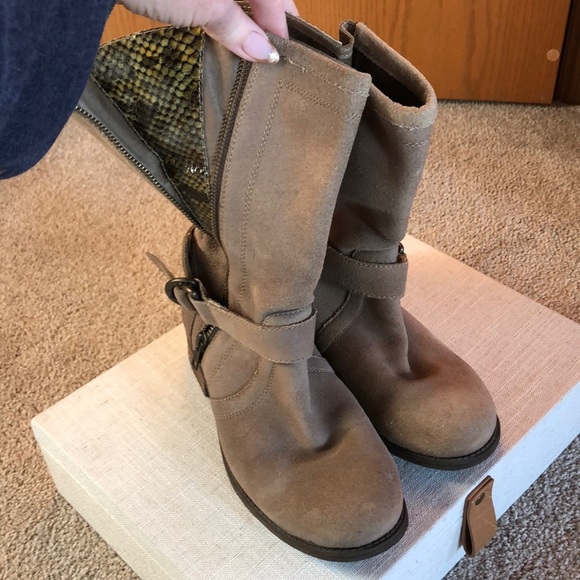 UGG leather biker boot Silva light tan genuine suede side lizard accent 7